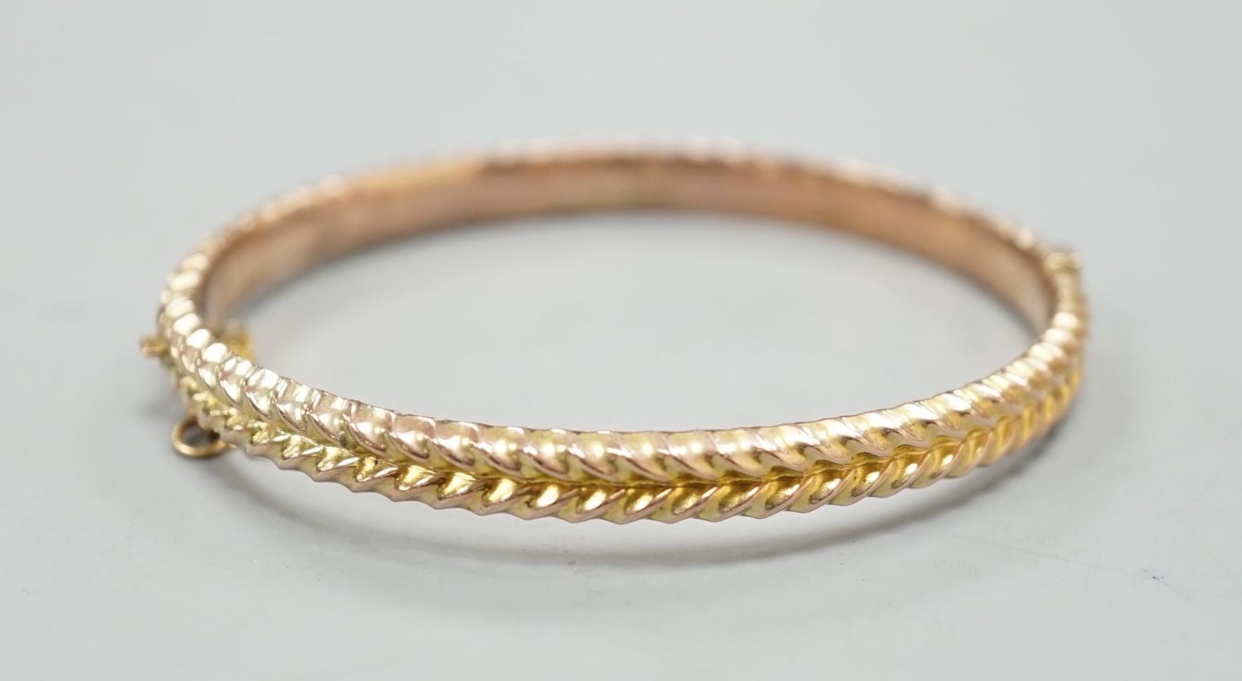 An Edwardian 9ct hinged bangle, 58mm, 8.4 grams.